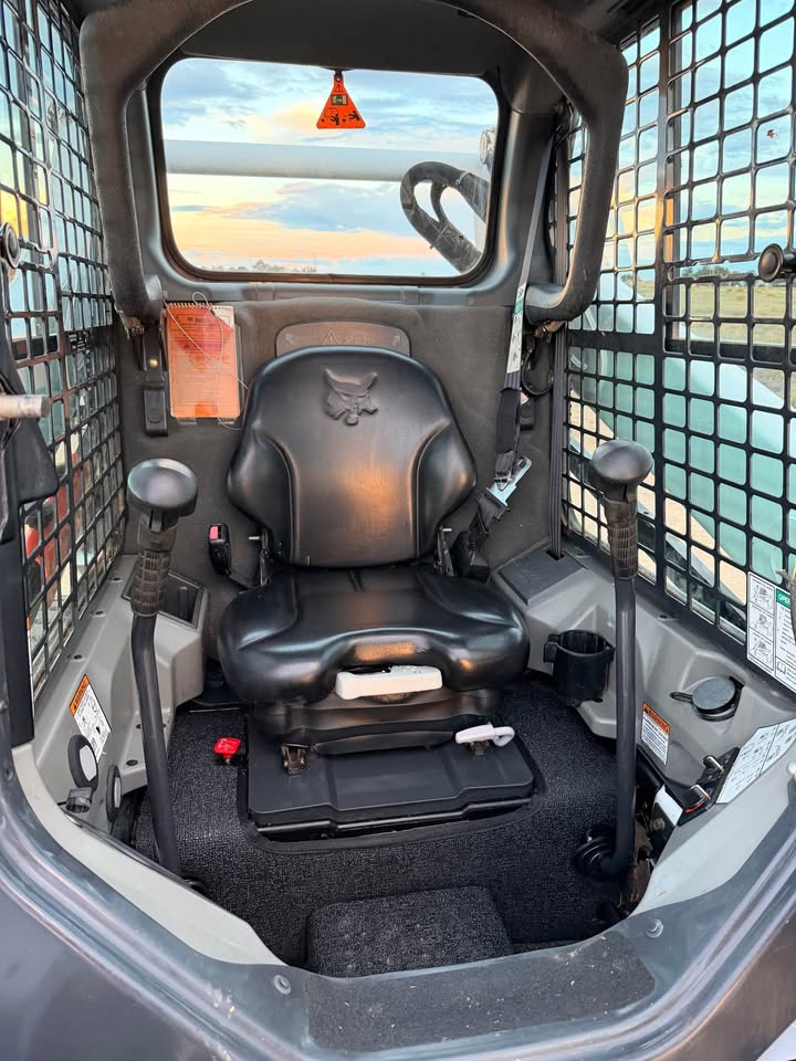 2015 Bobcat Skidsteer 2 Speed with Quick Attach Cab AC and Heat S590